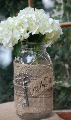 DIY Burlap Wedding Ideas - www.michellejdesigns.com