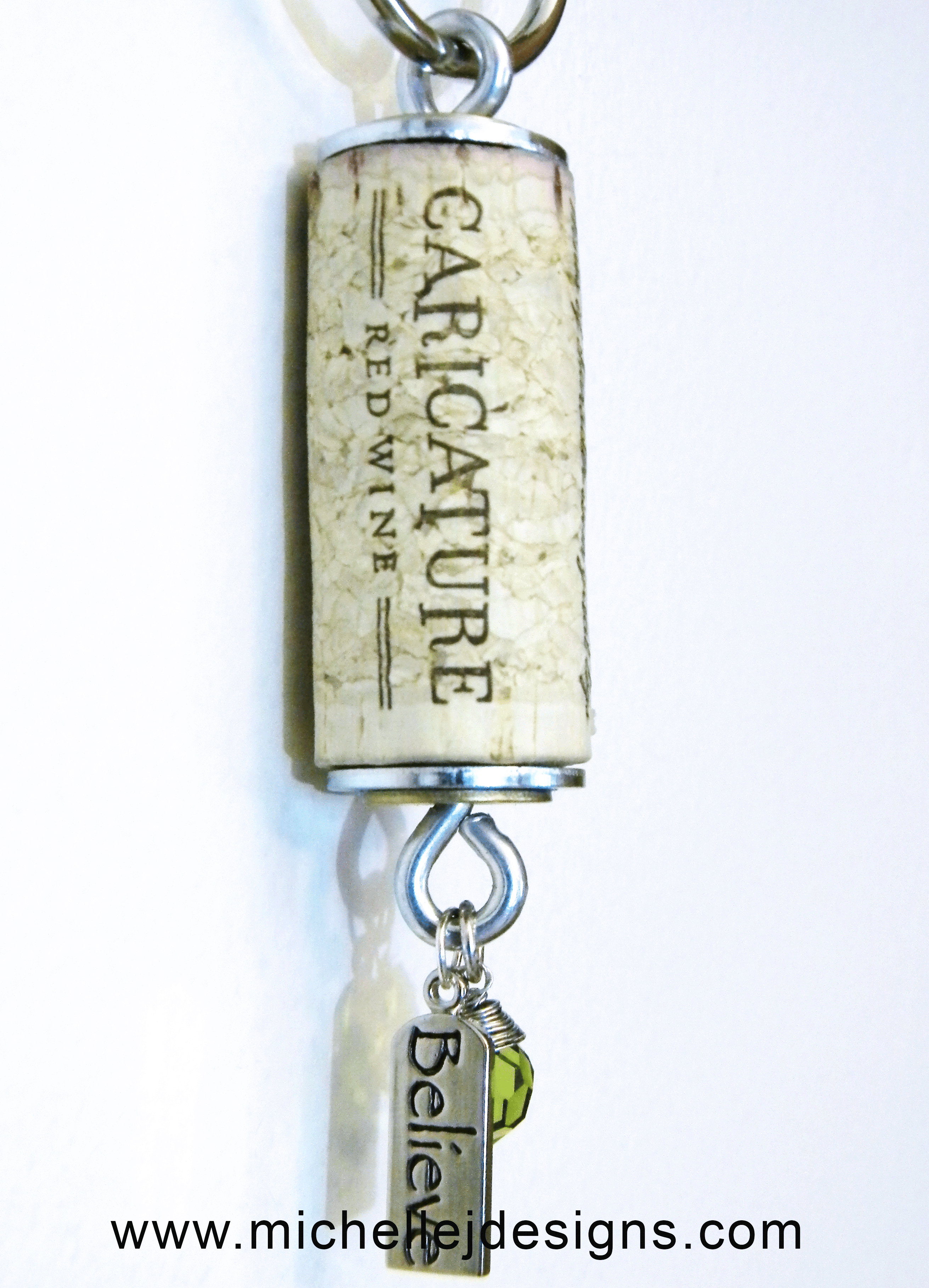These wine cork key chains are so easy to make and are great gifts. - www.michellejdesigns.com