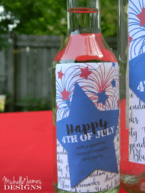 4th of July Wine Bottle Labels - www.michellejdesigns.com - a free printable to decorate your wine bottles for the holiday!