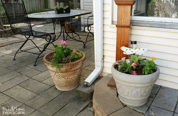 Creating Pretty Outdoor Spaces - www.michellejdesigns.com - I love to see flowers and pretty outdoor spaces when I look around my house. This is how I create them!