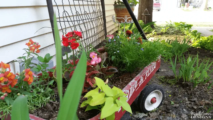 Creating Pretty Outdoor Spaces - www.michellejdesigns.com - I love to see flowers and pretty outdoor spaces when I look around my house. This is how I create them!