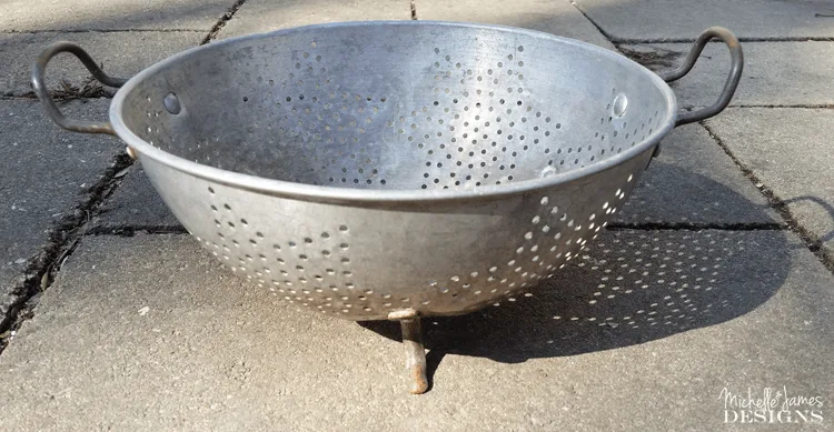 I gave this thrift store vintage colander a new look with teal spray paint. Now it is the perfect look for my home decor! www.michellejdesigns.com