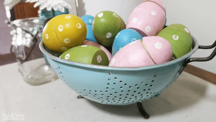 I had such fun with these painted wooden eggs. I used some chalk paint and grunge glaze to create the perfect farmhouse Easter Eggs! www.michellejdesigns.com