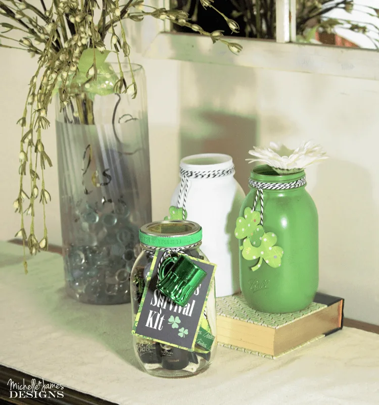 This mason jar St. Patrick's Day survival kit is essential for staying warm and happy during the St Patrick's day festivities. - www.michellejdesigns.com