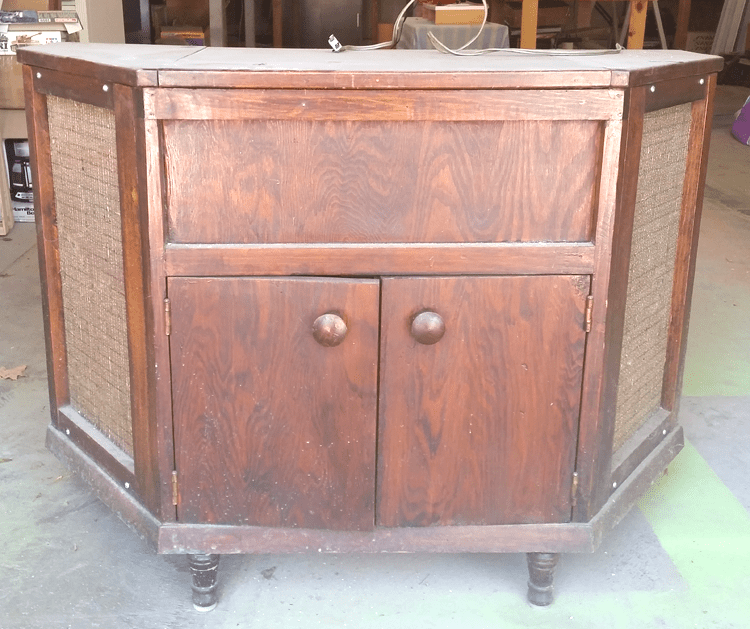 This 70's Vintage Turntable Cabinet desperately needed a make over. See how some paint transformed this vintage gem! www.michellejdesigns.com