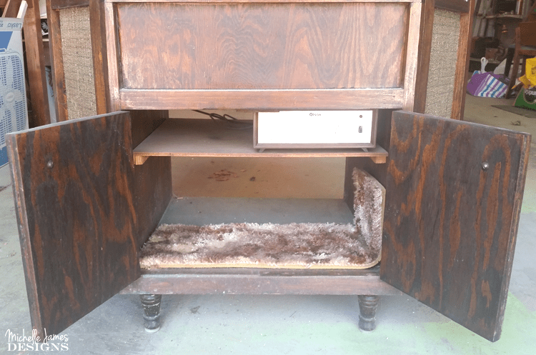 This 70's Vintage Turntable Cabinet desperately needed a make over. See how some paint transformed this vintage gem! www.michellejdesigns.com