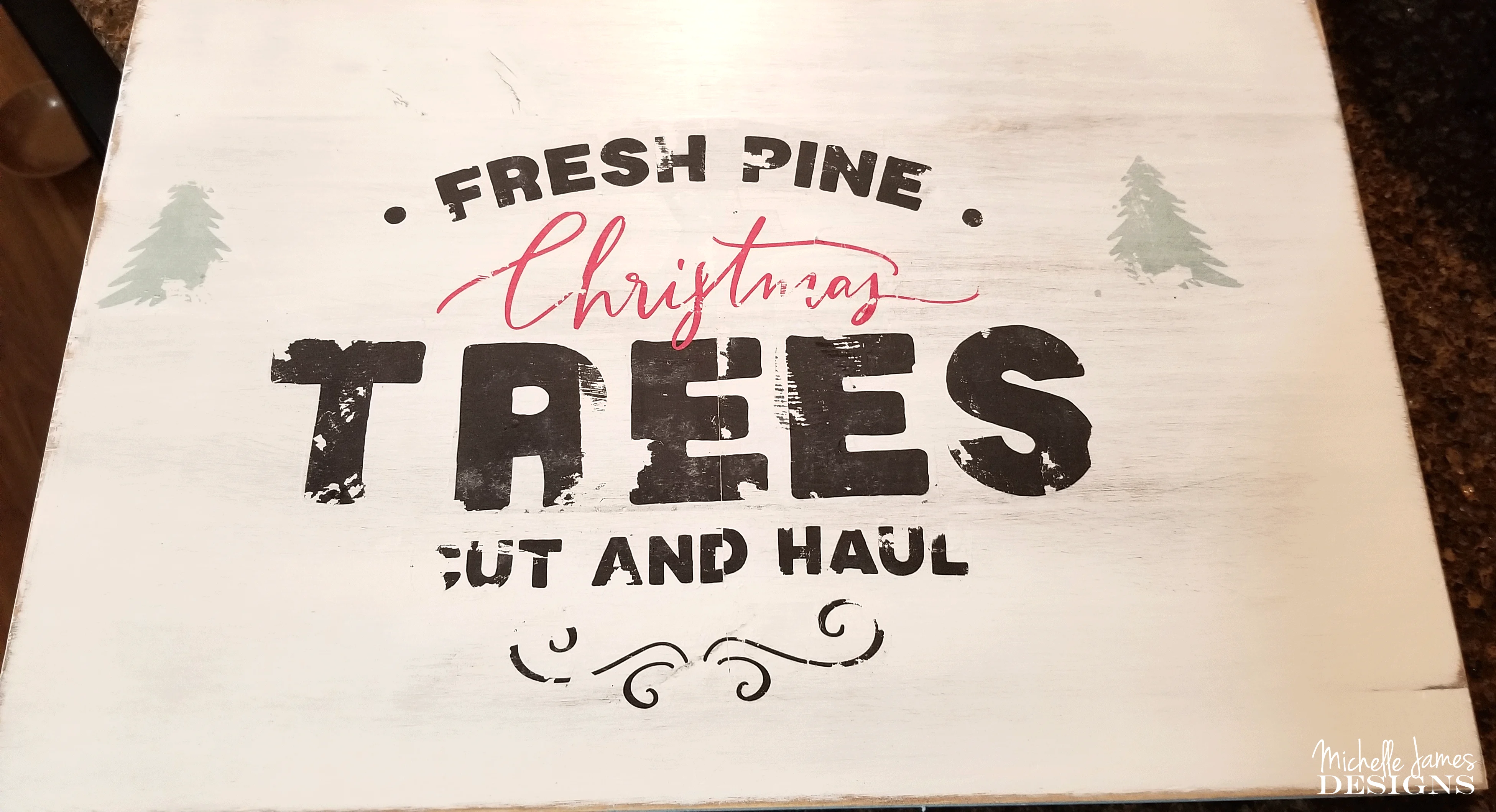 I love the way this Farmhouse Christmas Sign turned out but it wasn't without some stumbles along the way. - www.michellejdesigns.com