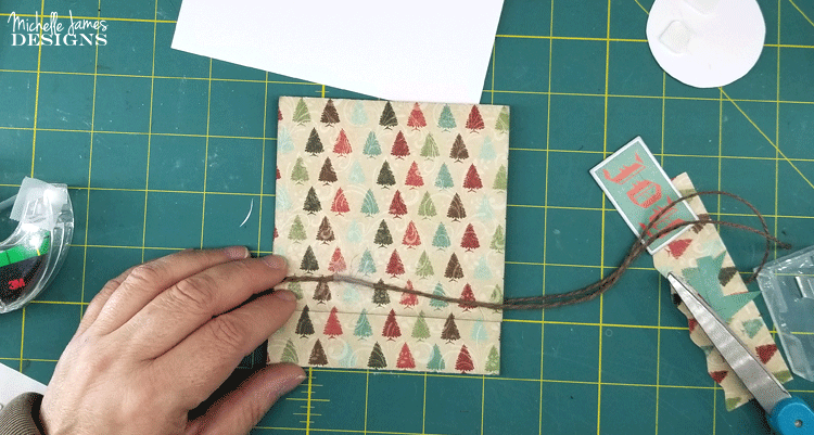 I love to give gift cards as gifts but sometimes the packaging can be just so so. Or..really expensive. You can create this Christmas Money Card in no time flat! - www.michellejdesigns.com