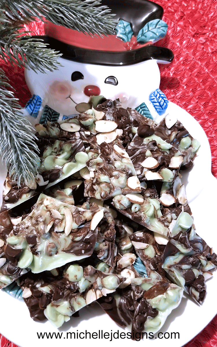 This mint chocolate almond bark is so easy and only needs two ingredients. It is my new favorite! - www.michellejdesigns.com