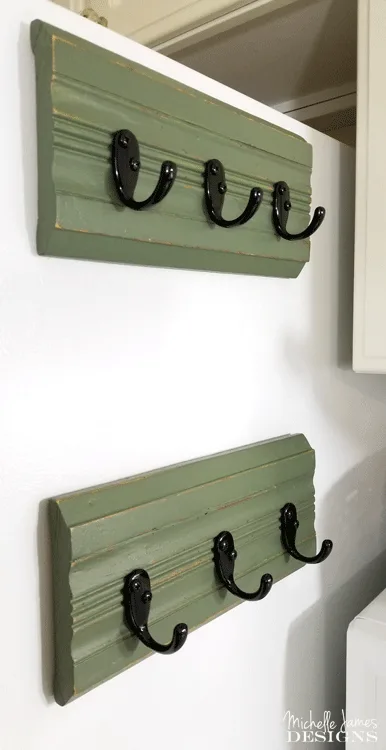 https://michellejdesigns.com/wp-content/uploads/2018/01/Upcycled-Kitchen-Oven-Mitt-Organizer-www.michellejdesigns.com7_.png.webp