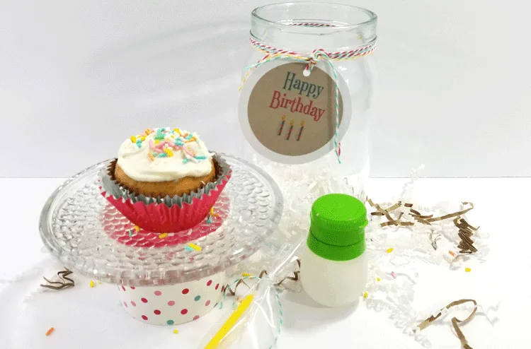 How about a great birthday gift in a jar? Anyone would love this amazing easy DIY birthday gift that is perfect for kids and adults! #birthdaygift #birthdaygiftinajar #birthdayinajar #happybirthday #jargifts #jars - www.michellejdesigns.com