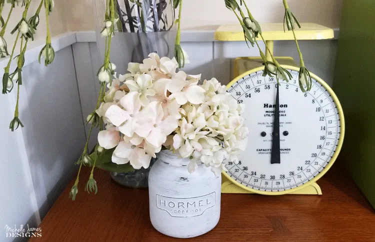 I love farmhouse upcyling ideas for the home. I find all sorts of small upcyling projects at garage sales and thrift stores. #upcyle #farmhouse #farmhousedecor #thriftstoreupcycle #repurposeit - www.michellejdesigns.com