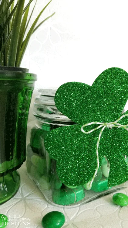 This isn't anything new but it is fun. A simple and fun St. Patrick's Day gift for one of your favorite friends! #stpats #stpatricksday #giftsinajar #jargifts - www.michellejdesigns.com