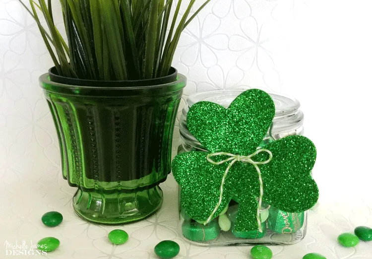 This isn't anything new but it is fun. A simple and fun St. Patrick's Day gift for one of your favorite friends! #stpats #stpatricksday #giftsinajar #jargifts - www.michellejdesigns.com
