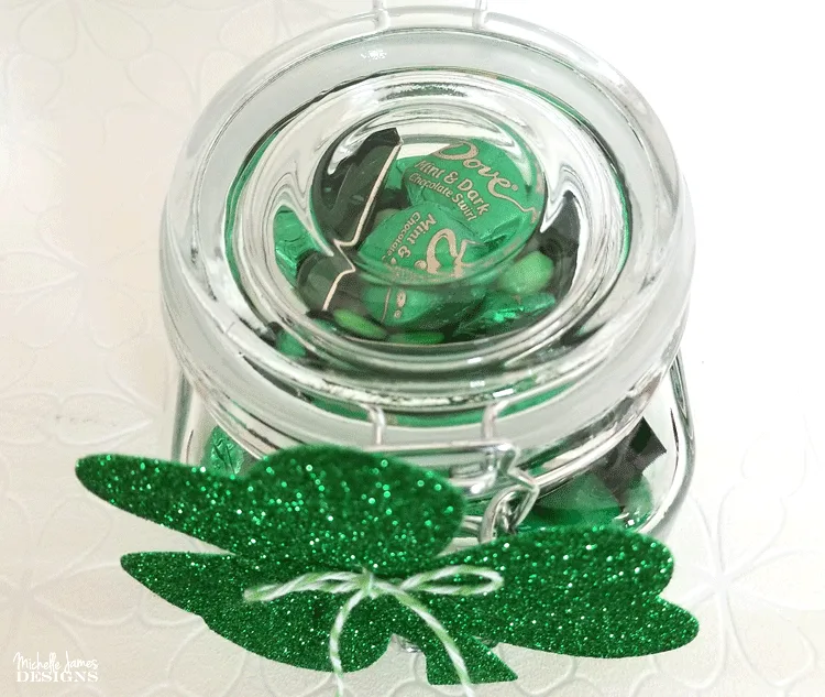 This isn't anything new but it is fun. A simple and fun St. Patrick's Day gift for one of your favorite friends! #stpats #stpatricksday #giftsinajar #jargifts - www.michellejdesigns.com