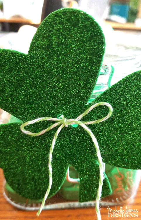 This isn't anything new but it is fun. A simple and fun St. Patrick's Day gift for one of your favorite friends! #stpats #stpatricksday #giftsinajar #jargifts - www.michellejdesigns.com