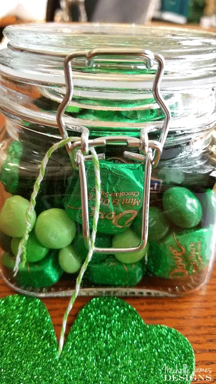 This isn't anything new but it is fun. A simple and fun St. Patrick's Day gift for one of your favorite friends! #stpats #stpatricksday #giftsinajar #jargifts - www.michellejdesigns.com