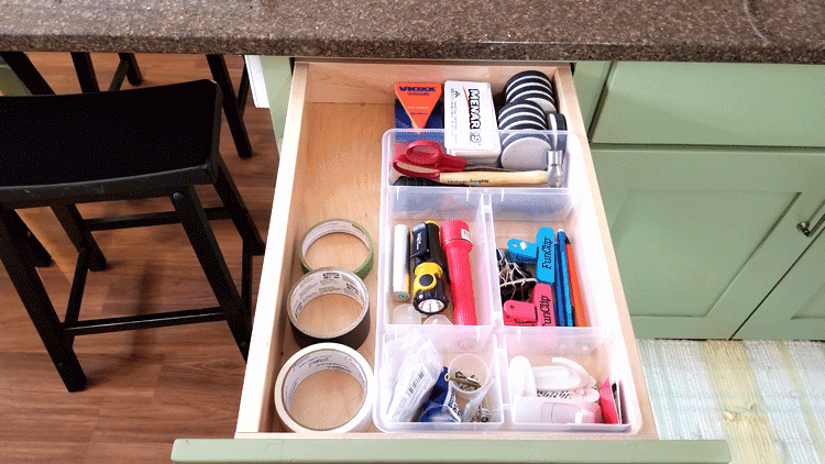 5 tips for kitchen drawer organization. #kitchenorganization #kitchendrawers #organizedkitchen - www.michellejdesigns.com