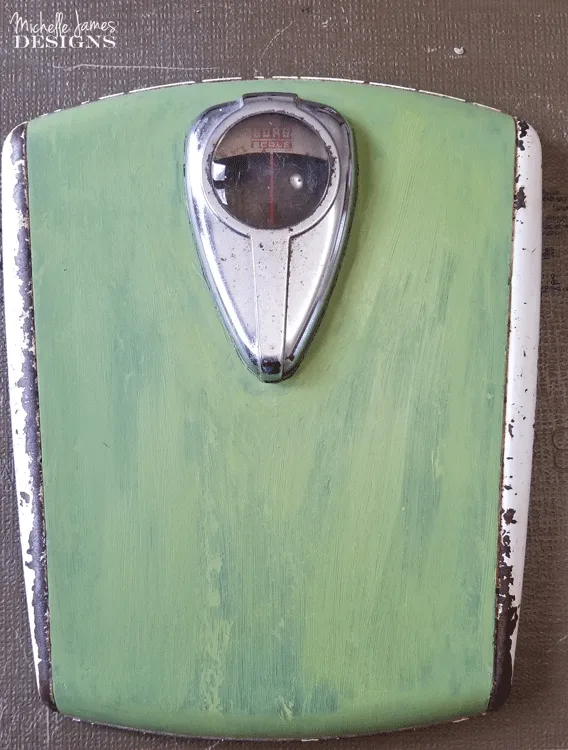 I am in love with this vintage bathroom scale. I gave it a great update and couldn't be more thrilled! #vintagescale #bathroomdecor #upcycle - www.michellejdesigns.com