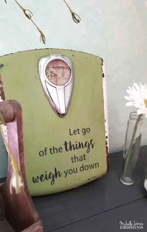 I am in love with this vintage bathroom scale. I gave it a great update and couldn't be more thrilled! #vintagescale #bathroomdecor #upcycle - www.michellejdesigns.com