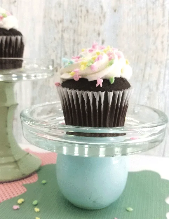I love these individual glass cupcake stands. Keep reading to find out exactly how easy they are!- www.michellejdesigns.com