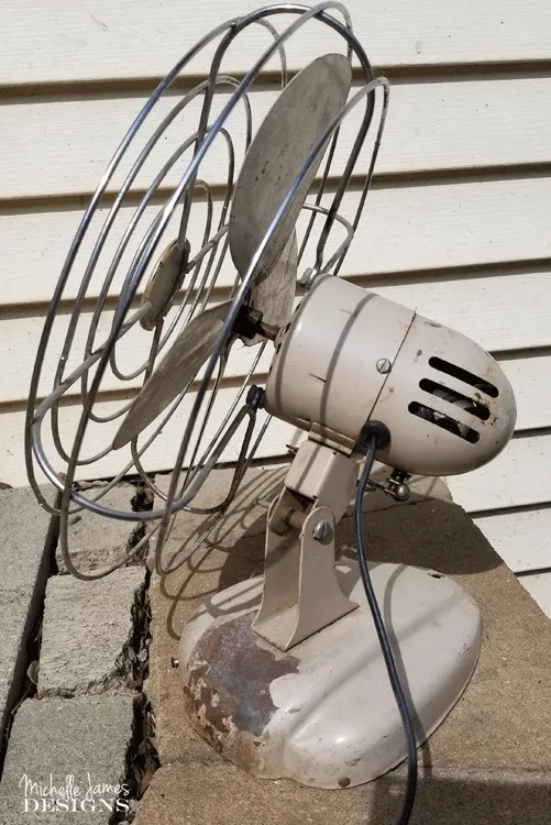 I love to bring old things back to life. This vintage style fan needed some TLC but with the help of some spray paint it now looks AMAZING! #vintagefan #upcyle #DIY - www.michellejdesigns.com