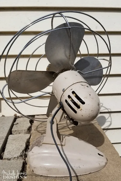 I love to bring old things back to life. This vintage style fan needed some TLC but with the help of some spray paint it now looks AMAZING! #vintagefan #upcyle #DIY - www.michellejdesigns.com