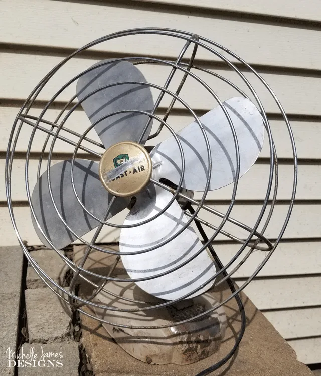 I love to bring old things back to life. This vintage style fan needed some TLC but with the help of some spray paint it now looks AMAZING! #vintagefan #upcyle #DIY - www.michellejdesigns.com