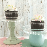 I love these individual glass cupcake stands. Keep reading to find out exactly how easy they are!- www.michellejdesigns.com