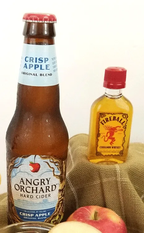 I love apple cider in the fall. The spices are great and they all blend together. This apple cinnamon hard cider recipes gives cider and alcohol twist! - www.michellejdesigns.com