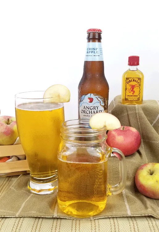 I love apple cider in the fall. The spices are great and they all blend together. This apple cinnamon hard cider recipes gives cider and alcohol twist! - www.michellejdesigns.com