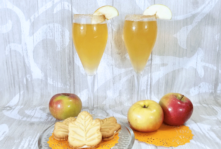 This easy fall apple cider mimosa recipe is the perfect drink for a fall brunch! With only 2 easy to find ingredients you will make it again and again! www.michellejdesigns.com - #michellejdesigns #applecidermimosa #fallcocktail #falldrinks #applecidercocktail