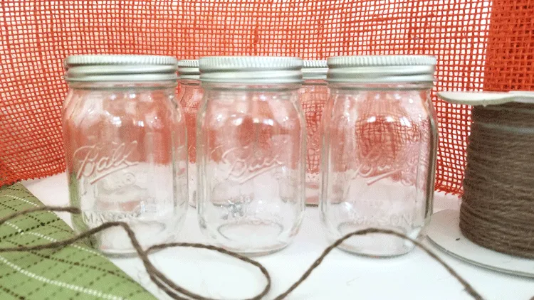 These are the perfect mini mason jar party favors. I made them for our Thanksgiving dinner but they would be fun at any special occasion. - www.michellejdesigns.com #michellejdesigns #partyfavors #masonjars #masonjargifts