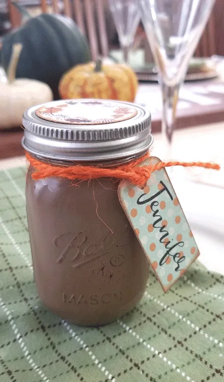 These are the perfect mini mason jar party favors. I made them for our Thanksgiving dinner but they would be fun at any special occasion. - www.michellejdesigns.com #michellejdesigns #partyfavors #masonjars #masonjargifts