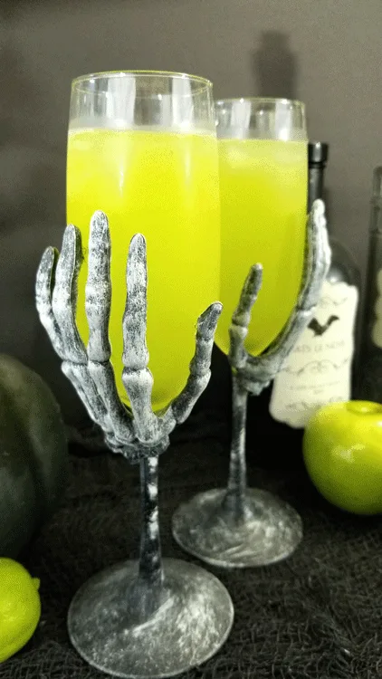 Take a sip of the apple cider margarita cocktail. It will make you pucker up and say "yum" - www.michellejdesigns.com #michellejdesigns #fallcocktails #halloweendrinks #halloweencocktail #applecidermargarita #applecidercocktail