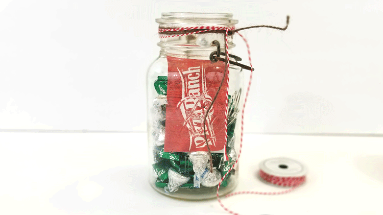 It is always hard to try to find a great way to package a gift card. If you love giving gift cards then check out this post for a great mason jar gift card packaging idea! - www.michellejdesigns.com #michellejdesigns #giftcardgiving #masonjargifts #diypackagaing