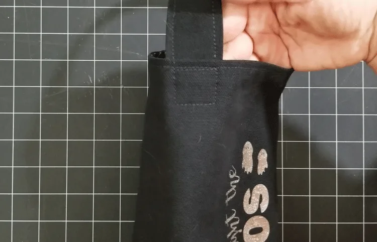 The handle sewn onto the wine bottle bag