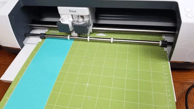 Cutting the different vinyl colors with the Cricut Maker